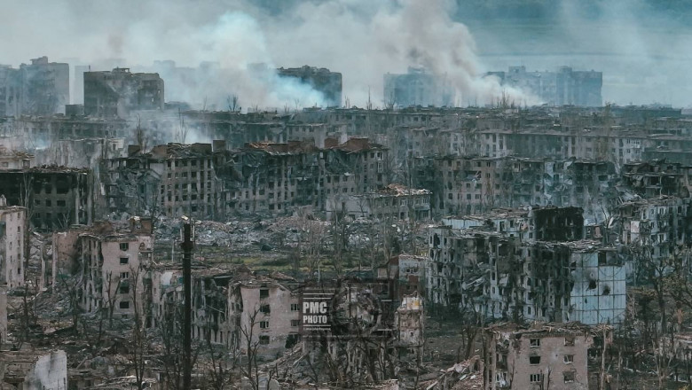 Batalia pentru Bahmut. Ucrainenii securizeaza „Drumul Vietii” si ataca pe flancuri. Mercenarii Wagner ajung pe ultimele strazi din oras Imagine