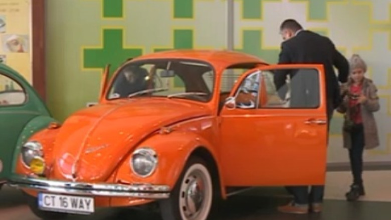 „Batranele doamne”, din nou pe strazi. Masinile de epoca au defilat in 16 orase din tara Imagine