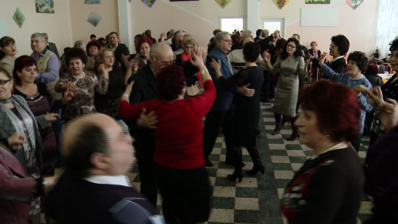 Batranete alungata pe ringul de dans Imagine