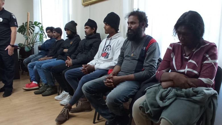 Batuti in dus, cu unghiile smulse. Marturiile celor sapte singalezi folositi ca sclavi de ocupantii rusi in Ucraina Imagine