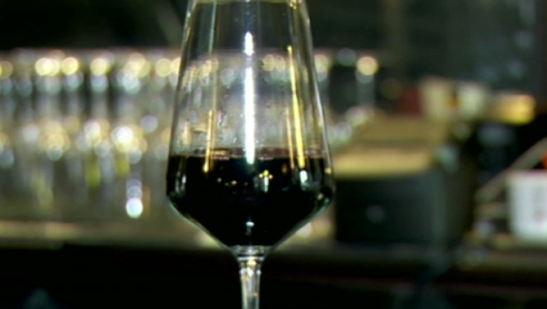 Bauturile alcoolice ingrasa. Un pahar de vin rosu are 150 de calorii Imagine
