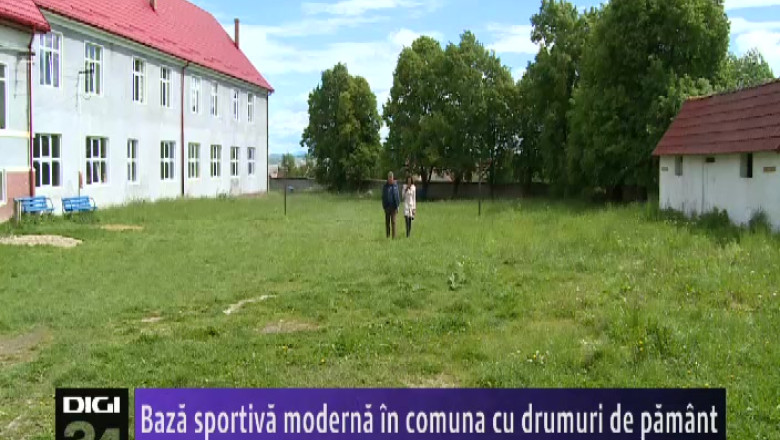 Baza sportiva moderna in comuna cu drumuri de pamant Imagine