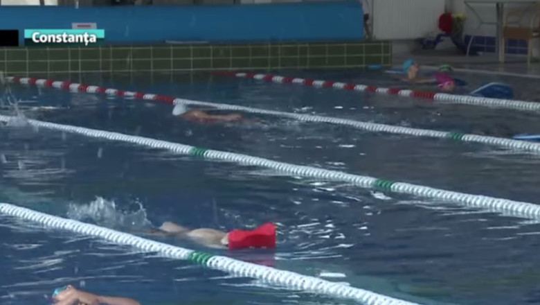 Bazin de inot supravegheat de salvamari Imagine