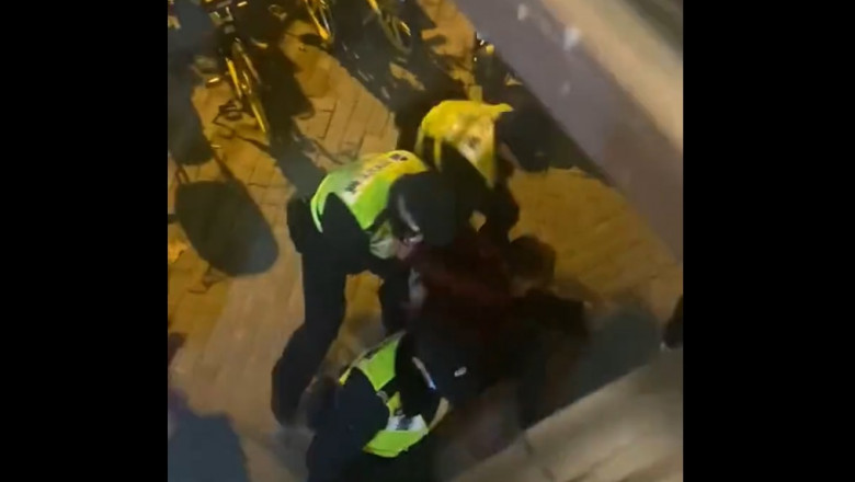 BBC acuza ca politia din China l-a retinut si batut pe unul din jurnalistii sai care relata de la protestele din Shanghai Imagine