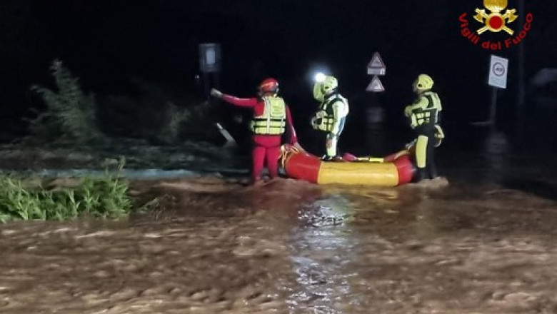 Bebelus de 5 luni si bunica lui, luati de ape in urma inundatiilor din Toscana. Restul familiei a reusit sa se refugieze pe acoperis Imagine
