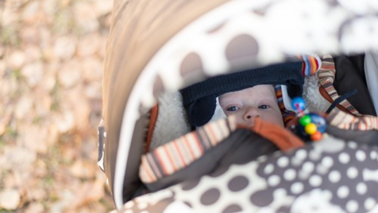 Bebelus in carucior lovit de o masina, in timp ce mama sa traversa strada printr-un loc nepermis Imagine