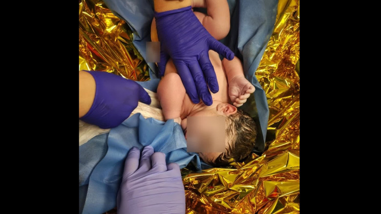 Bebelus nascut in ambulanta, in drum spre un spital din Bucuresti. „Primele sale plansete au umplut autospeciala de bucurie” Imagine