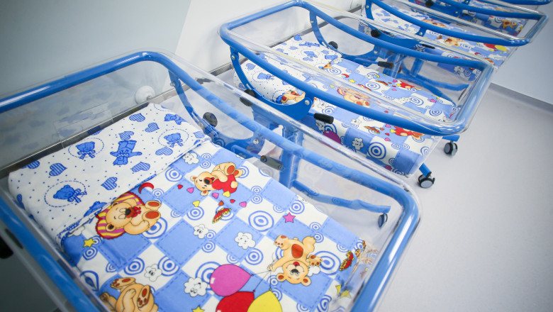 Bebelusul disparut de la maternitatea din Bacau a fost gasit la locuinta unei tinere de 19 ani din oras. Politia a deschis o ancheta Imagine