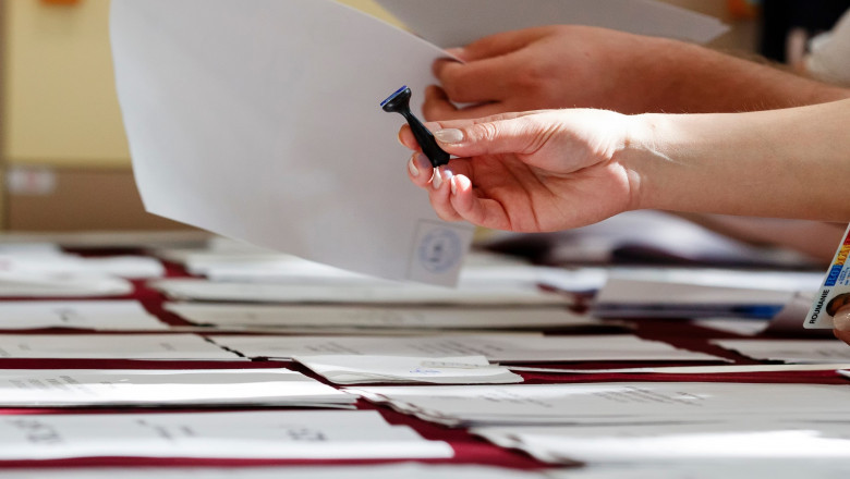 BEC da curs cererii CCR: Voturile de la primul tur al alegerilor prezidentiale vor fi renumarate. Procesul a inceput joi seara Imagine