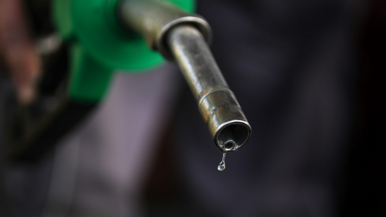 Benzina si motorina s-au ieftinit in ultima luna, insa preturile au avut scaderi timide Imagine