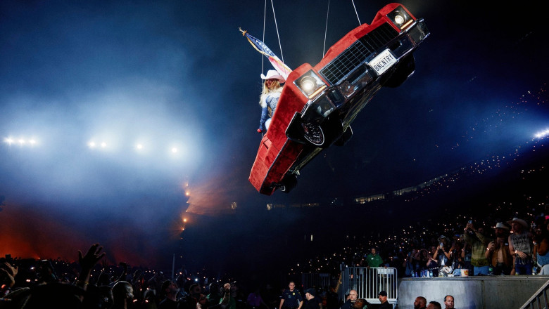 Beyonce, coborata de urgenta de pe platforma suspendata dupa o defectiune in timpul concertului de la Houston. Ce le-a transmis fanilor Imagine