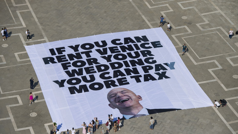 „Bezos este pe fuga”. Miliardarul american, obligat sa-si mute alaiul de nunta, dupa protestele din Venetia Imagine