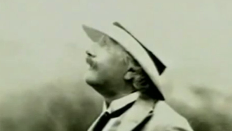 Biblie cu dedicatie de la Albert Einstein, vanduta cu 68.500 de dolari Imagine