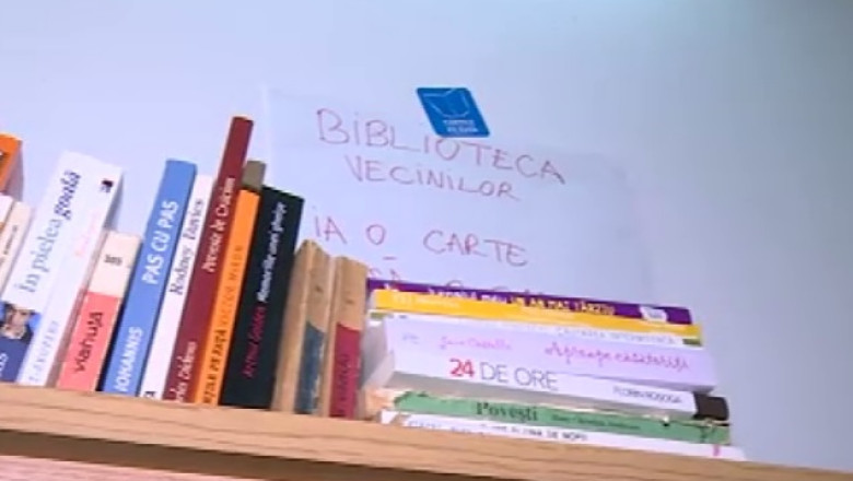 Biblioteca din scara blocului. Un tanar din Cluj pune la dispozitia vecinilor colectia personala de carti Imagine