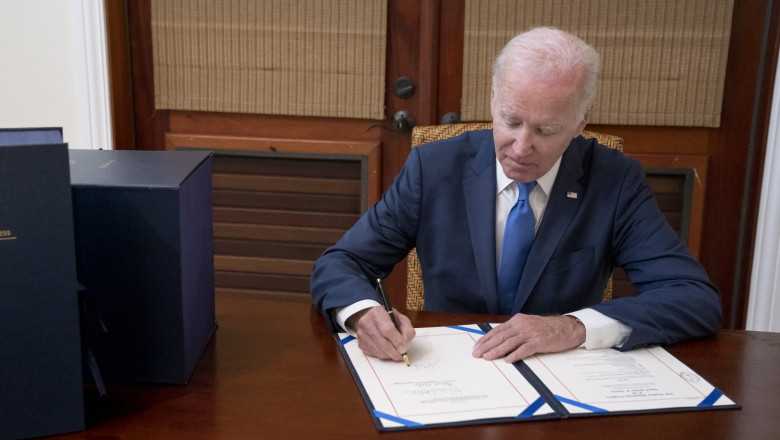 Biden a promulgat legea bugetului federal de 1.700 de miliarde de dolari, care include "un ajutor crucial" pentru Ucraina Imagine
