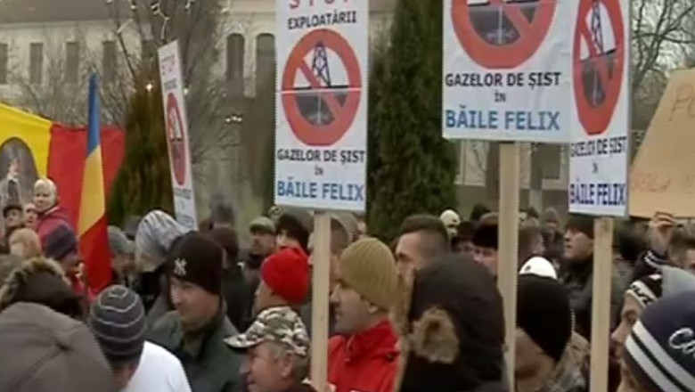 BIHOR. 500 de locuitori din Sinmartin au protestat fata de explorarea gazelor de sist in zona Imagine