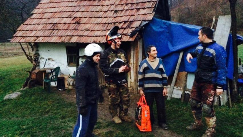 BIHOR. De Craciun, mai multi tineri din Alesd au adunat alimente si bani pentru zeci de familii sarace Imagine