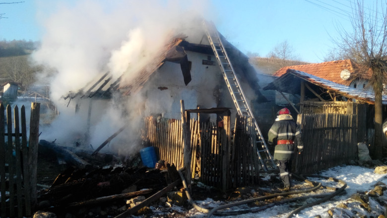 BIHOR. O femeie de 91 de ani, salvata de pompieri din locuinta cuprinsa de flacari Imagine