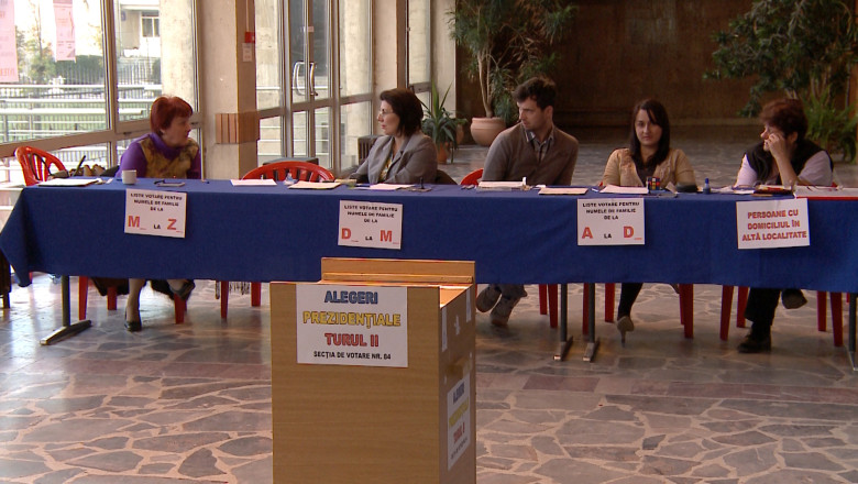 BIHOR. Primii alegatori au asteptat deschiderea sectiilor ca sa poata vota Imagine