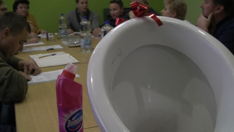 BIHOR. Protest cu vasul de toaleta pe masa consilierilor locali Imagine