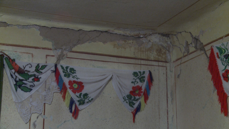 BIHOR. Satenii din Balaia acuza: "Utilajele care lucreaza la un drum ne distrug casele!" Imagine