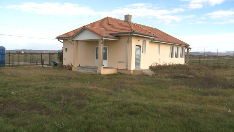 BIHOR. Scoala model, pusa sub lacat. Din cauza lipsei elevilor, scoala construita acum 7 ani in Calatani zace nefolosita Imagine