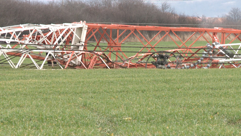 BIHOR. Stalpi de inalta tensiune, pusi la pamant de hotii de fier Imagine