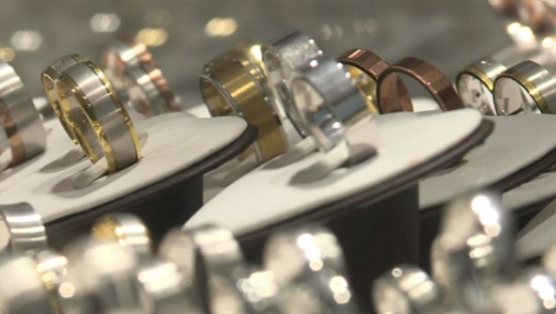 Bijuterii in valoare de 100.000 de euro, furate dintr-un autoturism, intr-o suburbie a Parisului Imagine