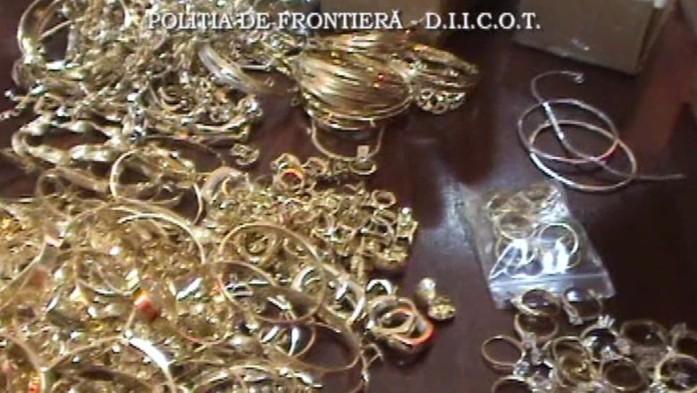 Bijuterii verificate de procurori. Aur si pietre pretioase vandute la negru Imagine