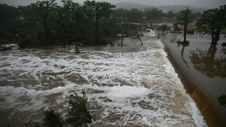 Bilantul dezastrului din Texas a crescut la 68 de morti. Sunt cautate in continuare 11 fete din tabara luata de viitura Imagine