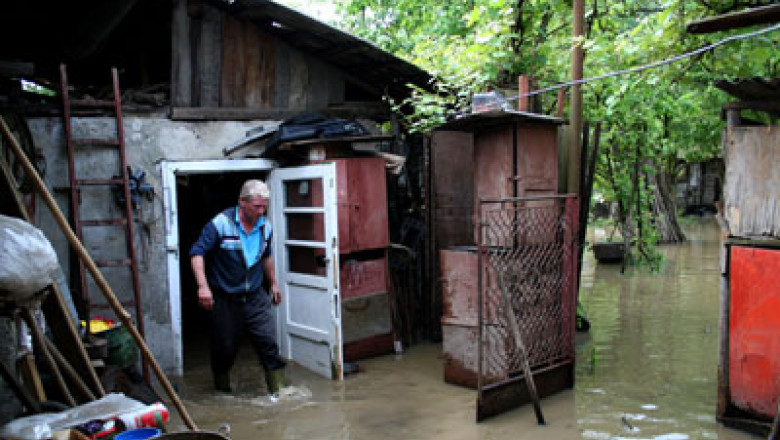 Bilantul inundatiilor din Moldova: Drumuri distruse, gospodarii acoperite de ape si zeci de oameni evacuati Imagine