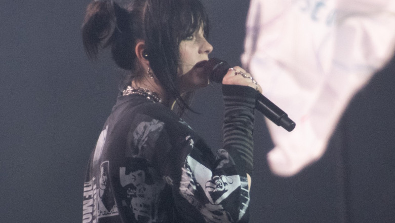 Billie Eilish a protestat pe scena fata de decizia Curtii Supreme a SUA de a abroga dreptul la avort. „O zi foarte, foarte neagra” Imagine