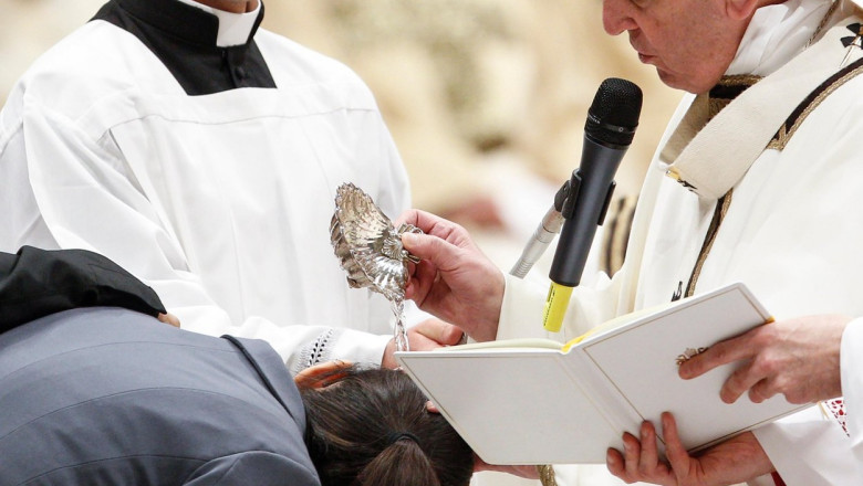 Biserica Catolica accepta botezul persoanelor transsexuale si al copiilor cuplurilor gay Imagine