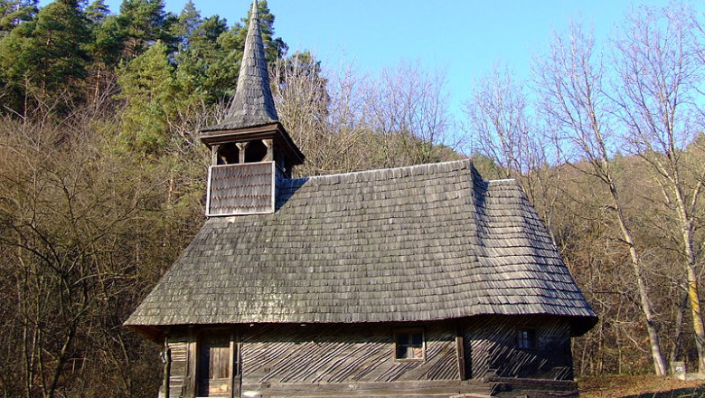Biserica din 1441, la mila vremii. Din lipsa fondurilor, lacasul a fost renovat doar de localnici  Imagine