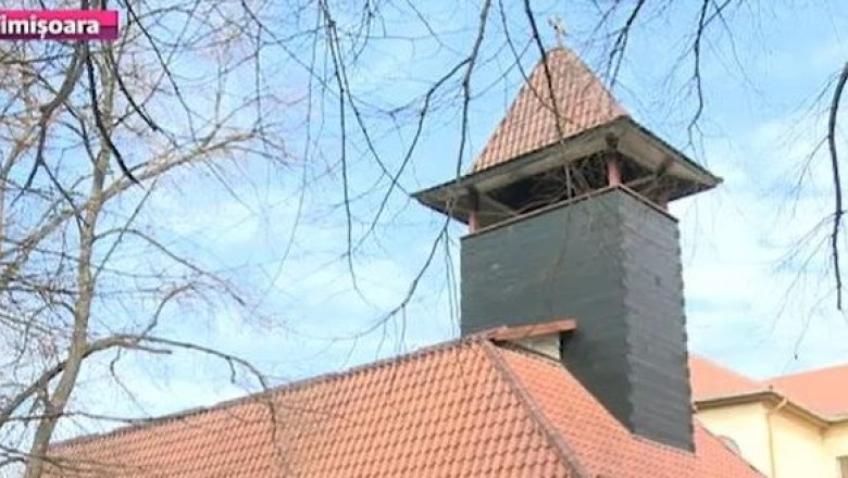 Biserica din curtea scolii. Slujbele religioase se tin la doi pasi de salile de clasa  Imagine