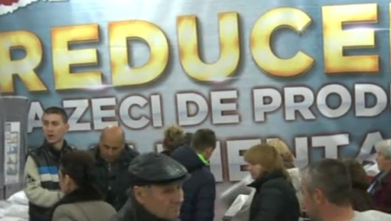 Black Friday la supermarket. Oamenii s-au imbulzit la reduceri Imagine
