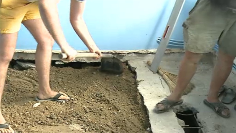 Bloc in pericol de prabusire. Intr-un apartament a aparut o groapa lata de trei metri Imagine