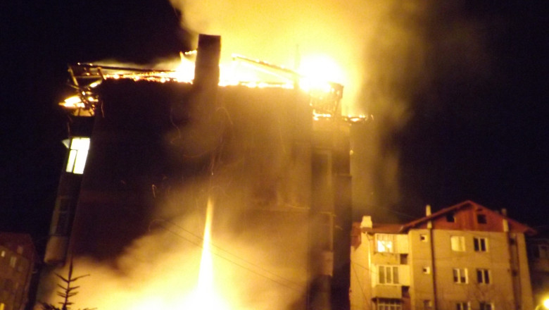 Bloc incendiat in Suceava. Locatarii se acuza reciproc pentru izbucnirea focului Imagine