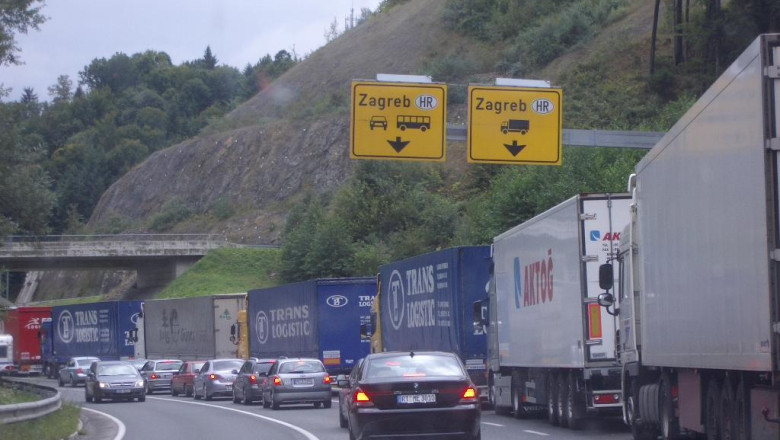 Blocaj la granita dintre Serbia si Croatia. Masinile asteapta de doua zile, iar coada depaseste 15 km Imagine