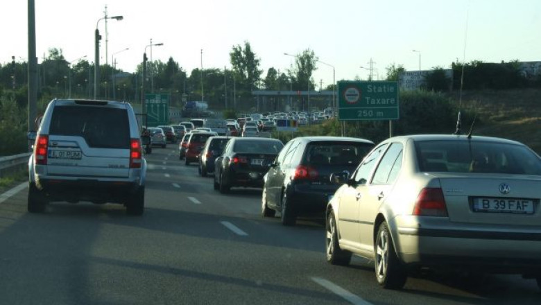 Blocaj pe Autostrada Soarelui. Romanii au stat ieri la coada, ca sa nu plateasca taxa de pod de la Fetesti Imagine