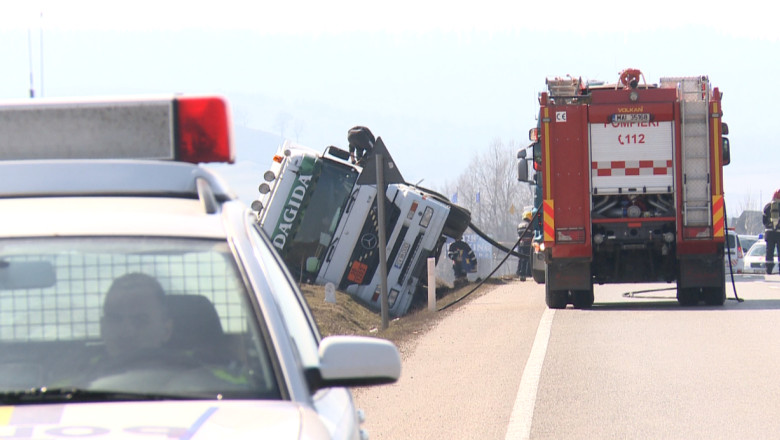 Blocaj pe drumul dintre Moldova si Ardeal. O cisterna cu combustibil s-a rasturnat pe DN17 Imagine