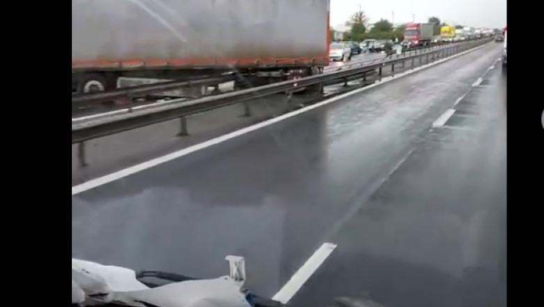 Blocaje si coloane de masini pe A2 Bucuresti-Constanta si pe A1 Bucuresti-Pitesti, din cauza ploii torentiale si a accidentelor Imagine
