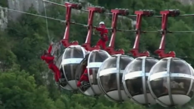 Blocati la inaltime. Peripetiile unor turisti din Franta si Statele Unite Imagine