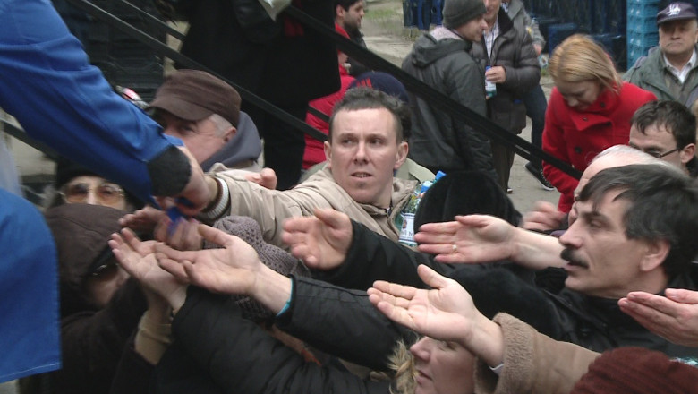 Boboteaza cu imbranceli. 10.000 de credinciosi s-au imbulzit la butoaiele cu apa sfintita Imagine