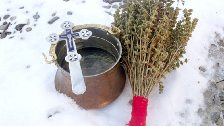 Boboteaza, traditii si obiceiuri: Fetele pun busuioc sub perna, iar barbatii se intrec sa scoata crucea din apa Imagine