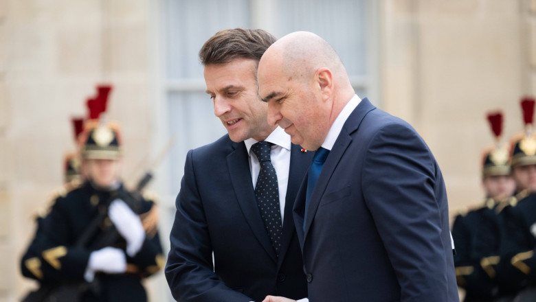 Bolojan a plecat cu un avion de linie la Paris. El a fost primit de Macron inaintea reuniunii cu liderii europeni Imagine