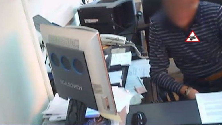 Bonton. Cat de politicosi sunt functionarii publici? Imagine