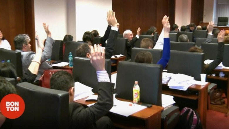 BONTON. Consilierii Primariei Capitalei, oamenii care gestioneaza un buget de 1 miliard de lei, de negasit pentru cetateni Imagine