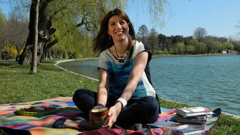 BONTON. Fata care gateste cu flori. Romana Rista dezvaluie secretele florilor comestibile Imagine