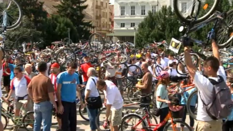 BONTON. Respectul pe doua roti are regulile lui. Cum se comporta biciclistii in trafic Imagine